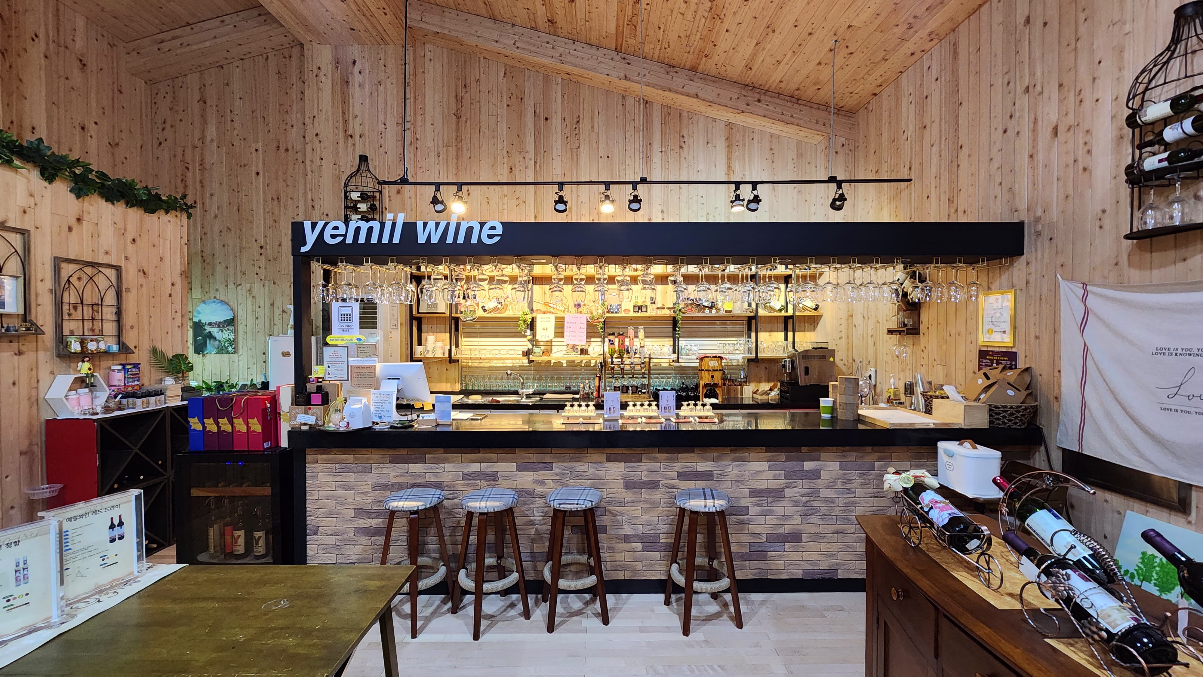 Yemil wine tasting bar area